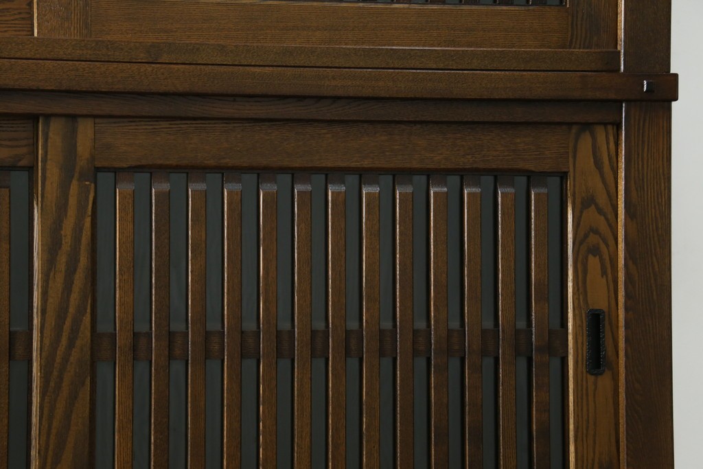 中古　美品　上手物　高級品!!　タモ材　格子戸が上品な脚付きサイドボード　(R-086921)