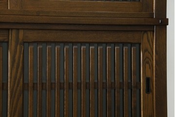 中古　美品　上手物　高級品!!　タモ材　格子戸が上品な脚付きサイドボード　(R-086921)