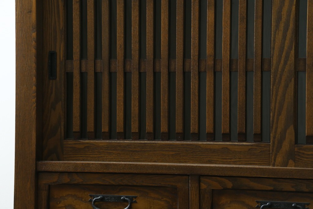 中古　美品　上手物　高級品!!　タモ材　格子戸が上品な脚付きサイドボード　(R-086921)