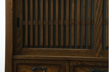 中古　美品　上手物　高級品!!　タモ材　格子戸が上品な脚付きサイドボード　(R-086921)