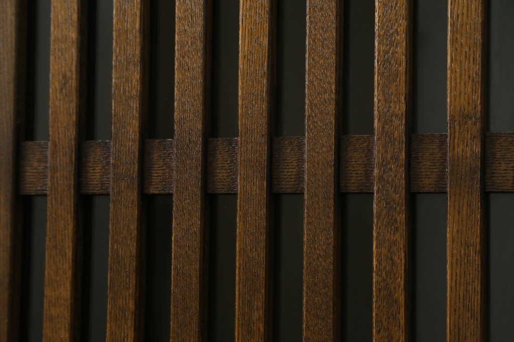 中古　美品　上手物　高級品!!　タモ材　格子戸が上品な脚付きサイドボード　(R-086921)