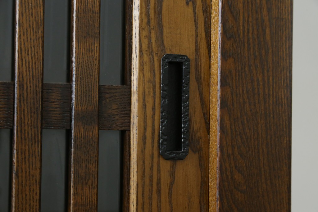 中古　美品　上手物　高級品!!　タモ材　格子戸が上品な脚付きサイドボード　(R-086921)