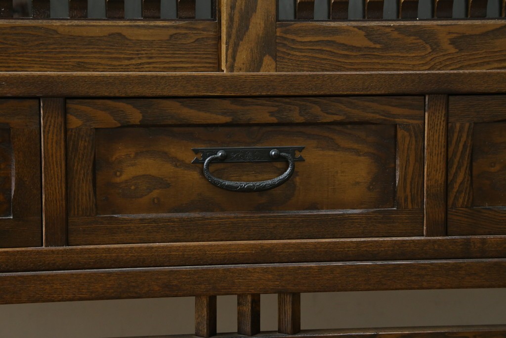 中古　美品　上手物　高級品!!　タモ材　格子戸が上品な脚付きサイドボード　(R-086921)