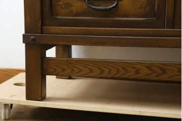 中古　美品　上手物　高級品!!　タモ材　格子戸が上品な脚付きサイドボード　(R-086921)