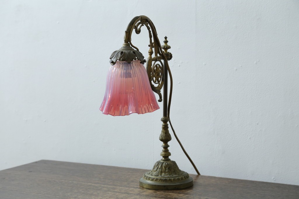 フランスアンティーク　高級品　L.PINET社　真鍮　オパールミルキーガラスシェードのデスクライト　(R-086925)