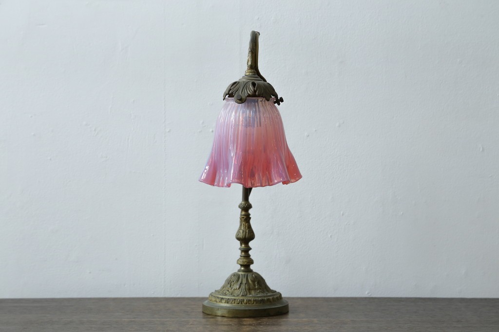 フランスアンティーク　高級品　L.PINET社　真鍮　オパールミルキーガラスシェードのデスクライト　(R-086925)