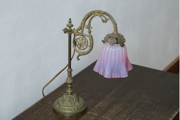 フランスアンティーク　高級品　L.PINET社　真鍮　オパールミルキーガラスシェードのデスクライト　(R-086925)