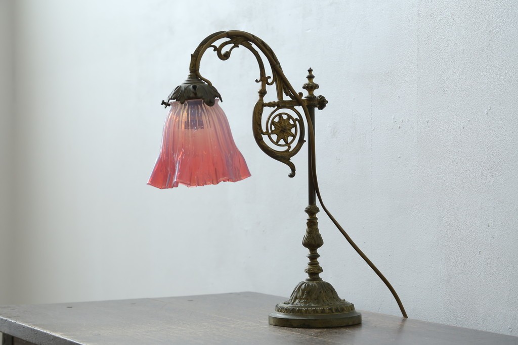 フランスアンティーク　高級品　L.PINET社　真鍮　オパールミルキーガラスシェードのデスクライト　(R-086925)