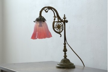 フランスアンティーク　高級品　L.PINET社　真鍮　オパールミルキーガラスシェードのデスクライト　(R-086925)