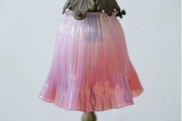 フランスアンティーク　高級品　L.PINET社　真鍮　オパールミルキーガラスシェードのデスクライト　(R-086925)