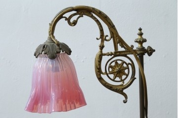 フランスアンティーク　高級品　L.PINET社　真鍮　オパールミルキーガラスシェードのデスクライト　(R-086925)