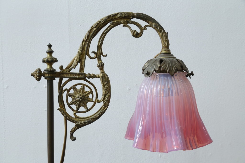 フランスアンティーク　高級品　L.PINET社　真鍮　オパールミルキーガラスシェードのデスクライト　(R-086925)