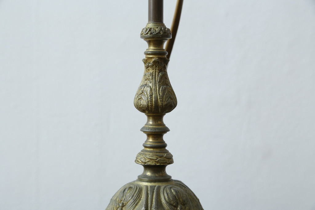 フランスアンティーク　高級品　L.PINET社　真鍮　オパールミルキーガラスシェードのデスクライト　(R-086925)