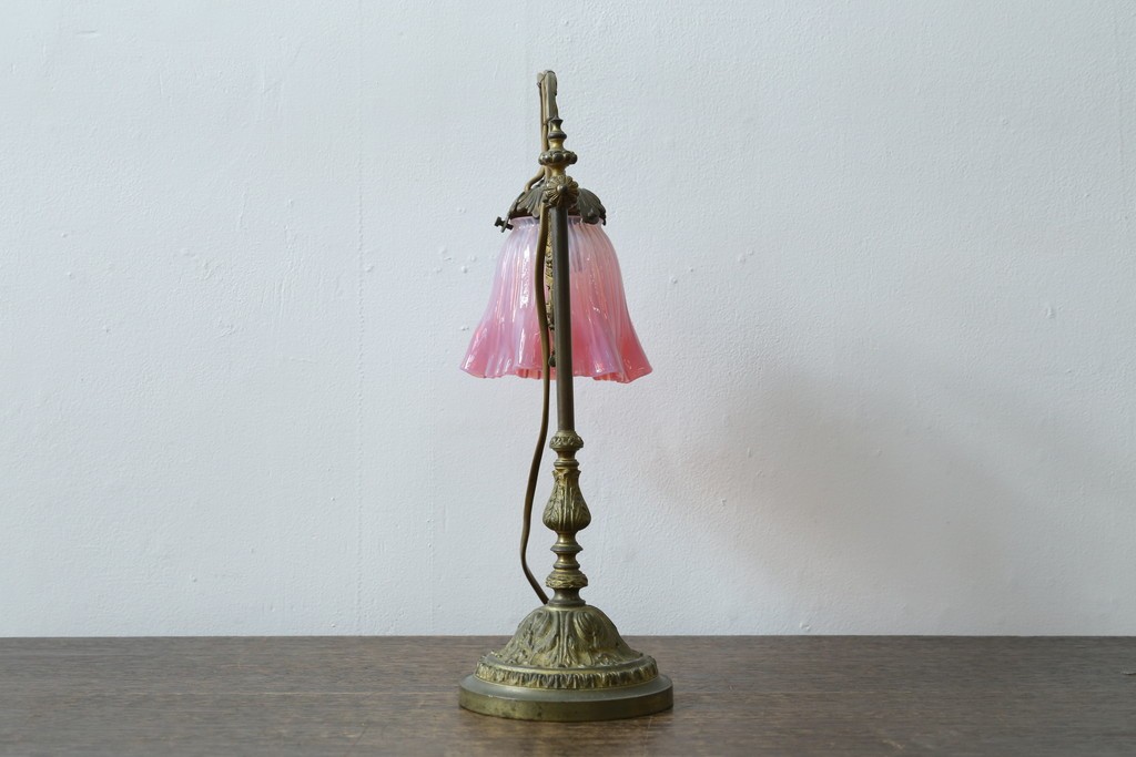 フランスアンティーク　高級品　L.PINET社　真鍮　オパールミルキーガラスシェードのデスクライト　(R-086925)