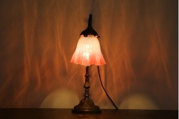 フランスアンティーク　高級品　L.PINET社　真鍮　オパールミルキーガラスシェードのデスクライト　(R-086925)