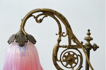 フランスアンティーク　高級品　L.PINET社　真鍮　オパールミルキーガラスシェードのデスクライト　(R-086925)