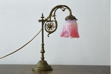 フランスアンティーク　高級品　L.PINET社　真鍮　オパールミルキーガラスシェードのデスクライト　(R-086925)