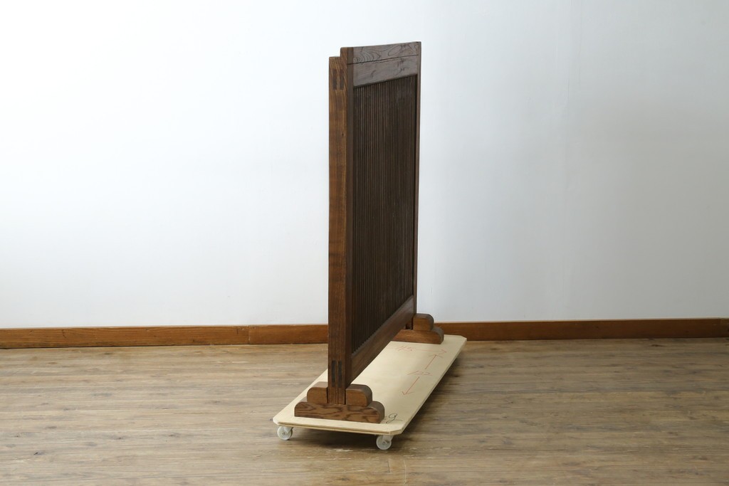 和製アンティーク　総欅(ケヤキ)材　蔵戸リメイク　端正な縦格子が引き立つ衝立て　(R-086927)