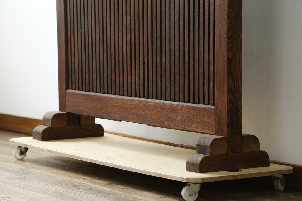 和製アンティーク　総欅(ケヤキ)材　蔵戸リメイク　端正な縦格子が引き立つ衝立て　(R-086927)