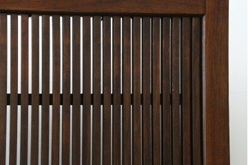 和製アンティーク　総欅(ケヤキ)材　蔵戸リメイク　端正な縦格子が引き立つ衝立て　(R-086927)