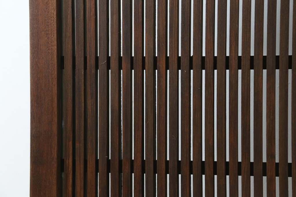 和製アンティーク　総欅(ケヤキ)材　蔵戸リメイク　端正な縦格子が引き立つ衝立て　(R-086927)