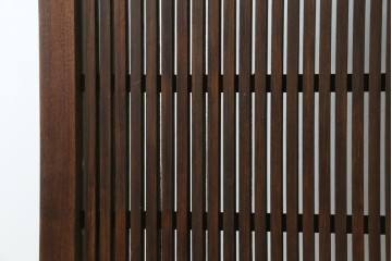 和製アンティーク　総欅(ケヤキ)材　蔵戸リメイク　端正な縦格子が引き立つ衝立て　(R-086927)