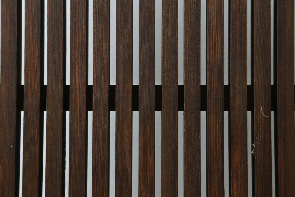 和製アンティーク　総欅(ケヤキ)材　蔵戸リメイク　端正な縦格子が引き立つ衝立て　(R-086927)