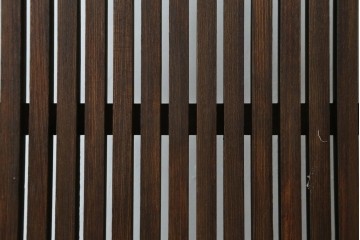 和製アンティーク　総欅(ケヤキ)材　蔵戸リメイク　端正な縦格子が引き立つ衝立て　(R-086927)