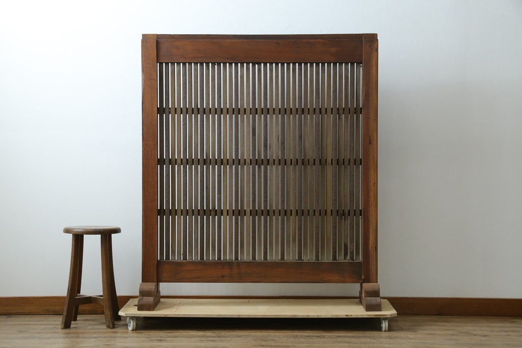 和製アンティーク　総欅(ケヤキ)材　蔵戸リメイク　端正な縦格子が引き立つ衝立て　(R-086927)