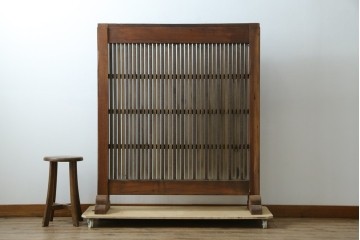 和製アンティーク　総欅(ケヤキ)材　蔵戸リメイク　端正な縦格子が引き立つ衝立て　(R-086927)