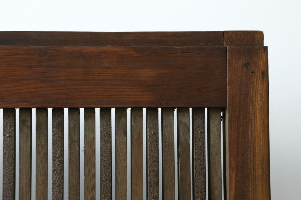 和製アンティーク　総欅(ケヤキ)材　蔵戸リメイク　端正な縦格子が引き立つ衝立て　(R-086927)