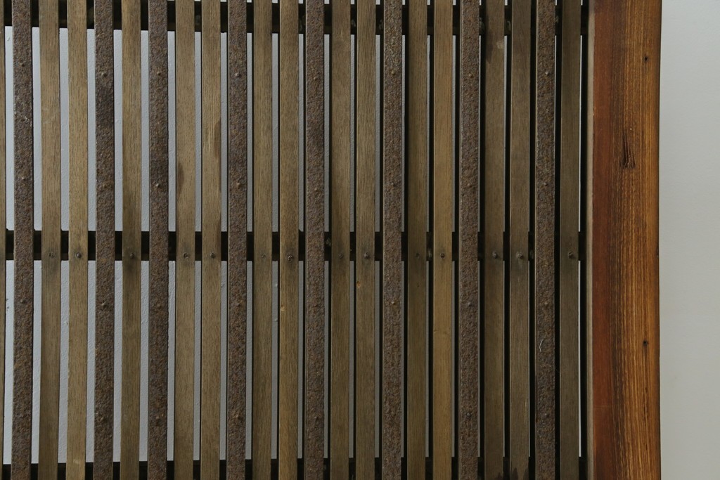 和製アンティーク　総欅(ケヤキ)材　蔵戸リメイク　端正な縦格子が引き立つ衝立て　(R-086927)