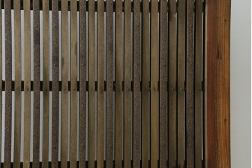 和製アンティーク　総欅(ケヤキ)材　蔵戸リメイク　端正な縦格子が引き立つ衝立て　(R-086927)