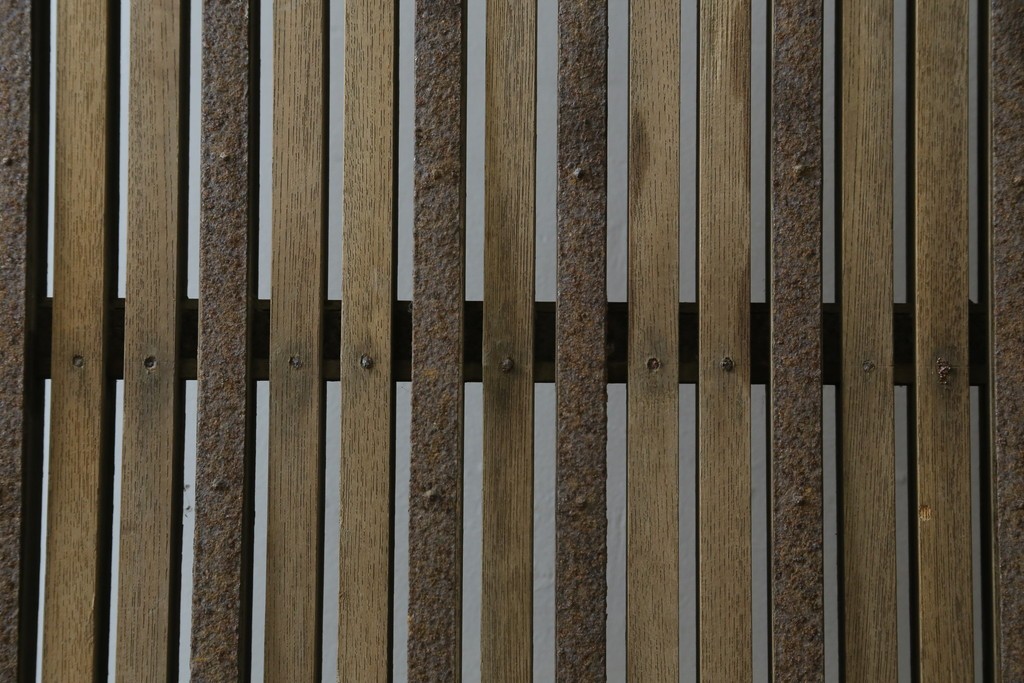 和製アンティーク　総欅(ケヤキ)材　蔵戸リメイク　端正な縦格子が引き立つ衝立て　(R-086927)