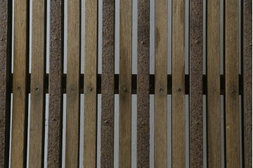 和製アンティーク　総欅(ケヤキ)材　蔵戸リメイク　端正な縦格子が引き立つ衝立て　(R-086927)