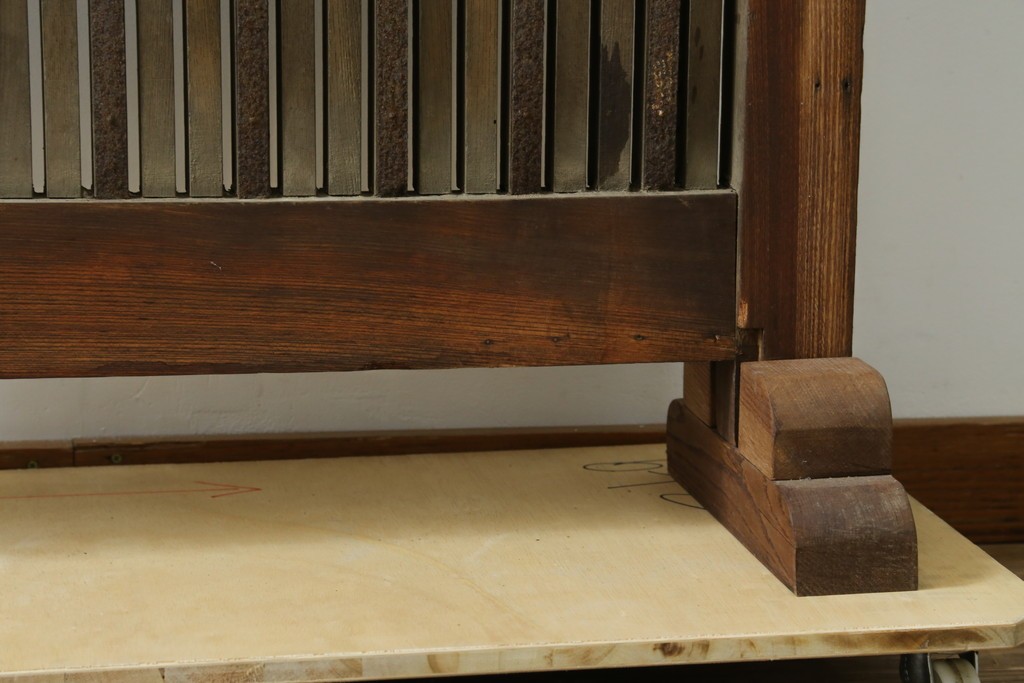 和製アンティーク　総欅(ケヤキ)材　蔵戸リメイク　端正な縦格子が引き立つ衝立て　(R-086927)