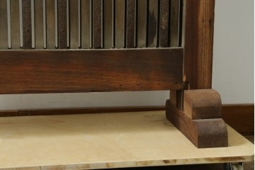 和製アンティーク　総欅(ケヤキ)材　蔵戸リメイク　端正な縦格子が引き立つ衝立て　(R-086927)