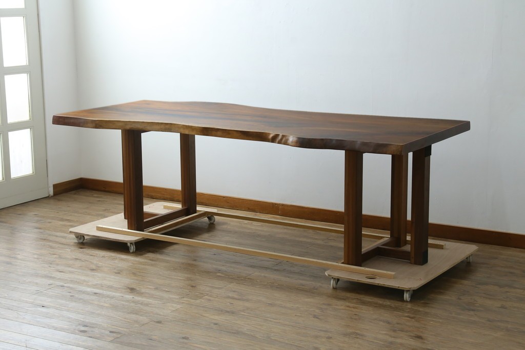 中古　美品　クラロウォールナット材　流れる木目と一枚板の存在感が際立つ2way使いのダイニングテーブル　定価約90万円　(R-086929)