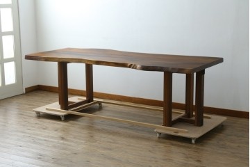 中古　美品　クラロウォールナット材　流れる木目と一枚板の存在感が際立つ2way使いのダイニングテーブル　定価約90万円　(R-086929)