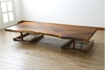 中古　美品　クラロウォールナット材　流れる木目と一枚板の存在感が際立つ2way使いのダイニングテーブル　定価約90万円　(R-086929)