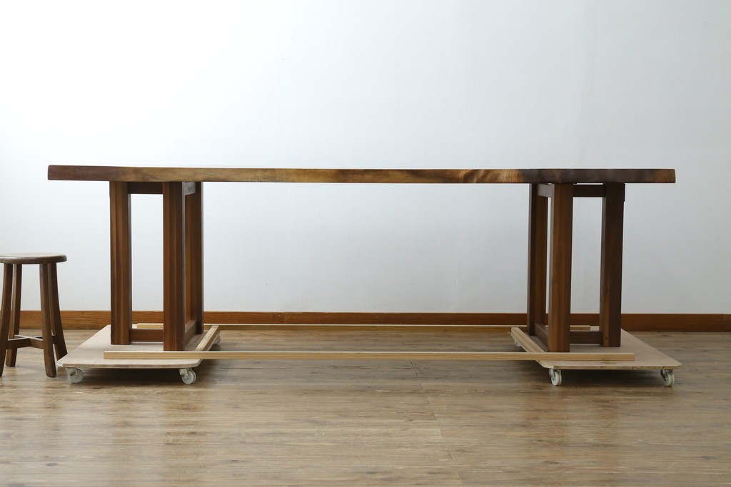 中古　美品　クラロウォールナット材　流れる木目と一枚板の存在感が際立つ2way使いのダイニングテーブル　定価約90万円　(R-086929)