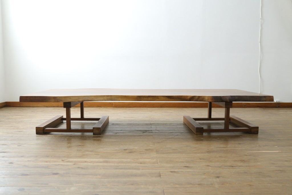 中古　美品　クラロウォールナット材　流れる木目と一枚板の存在感が際立つ2way使いのダイニングテーブル　定価約90万円　(R-086929)