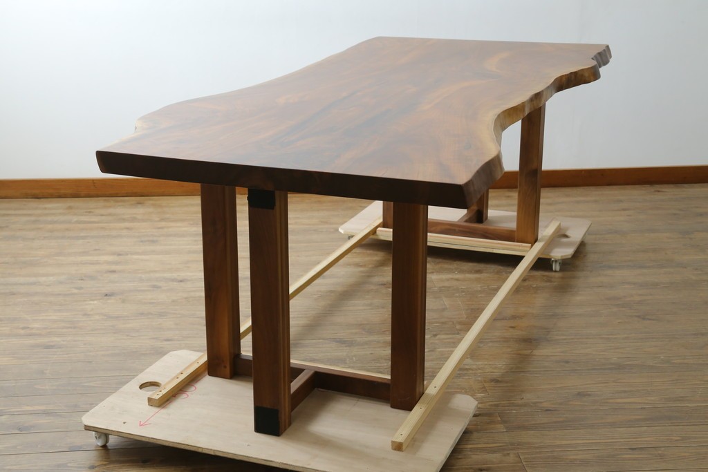 中古　美品　クラロウォールナット材　流れる木目と一枚板の存在感が際立つ2way使いのダイニングテーブル　定価約90万円　(R-086929)