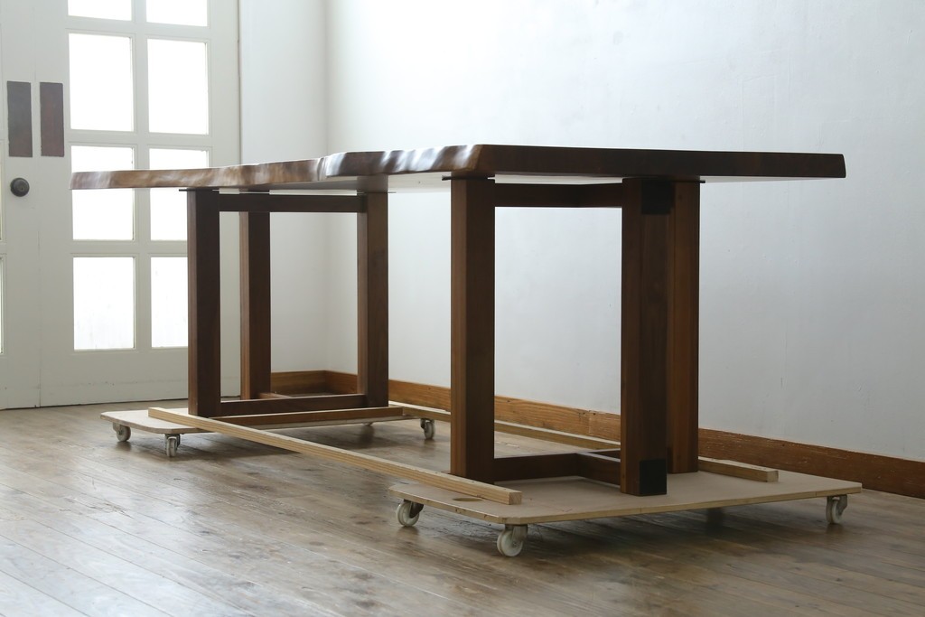 中古　美品　クラロウォールナット材　流れる木目と一枚板の存在感が際立つ2way使いのダイニングテーブル　定価約90万円　(R-086929)