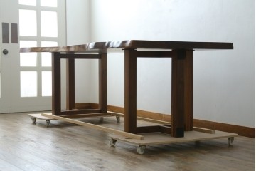 中古　美品　クラロウォールナット材　流れる木目と一枚板の存在感が際立つ2way使いのダイニングテーブル　定価約90万円　(R-086929)