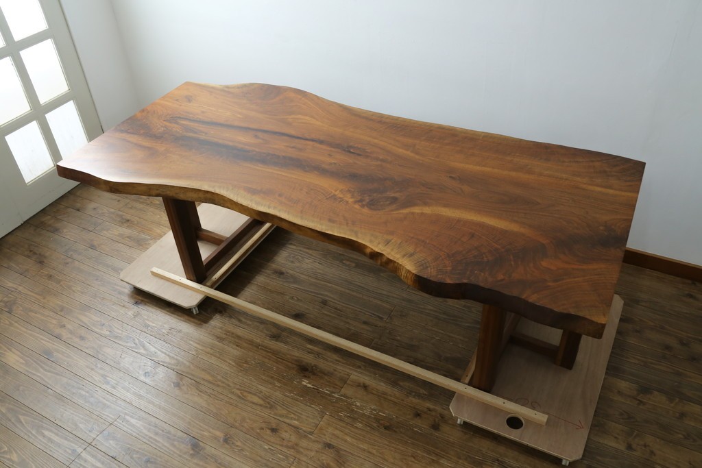 中古　美品　クラロウォールナット材　流れる木目と一枚板の存在感が際立つ2way使いのダイニングテーブル　定価約90万円　(R-086929)
