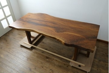 中古　美品　クラロウォールナット材　流れる木目と一枚板の存在感が際立つ2way使いのダイニングテーブル　定価約90万円　(R-086929)