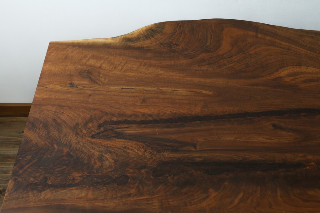 中古　美品　クラロウォールナット材　流れる木目と一枚板の存在感が際立つ2way使いのダイニングテーブル　定価約90万円　(R-086929)