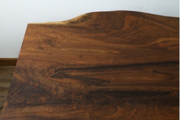 中古　美品　クラロウォールナット材　流れる木目と一枚板の存在感が際立つ2way使いのダイニングテーブル　定価約90万円　(R-086929)