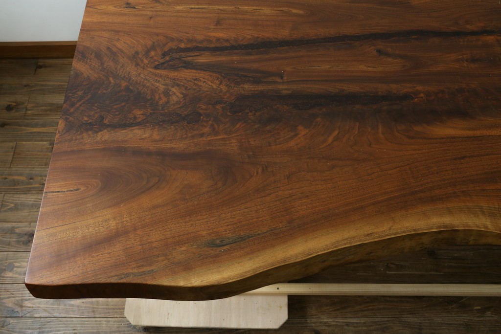 中古　美品　クラロウォールナット材　流れる木目と一枚板の存在感が際立つ2way使いのダイニングテーブル　定価約90万円　(R-086929)